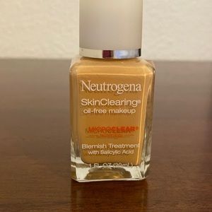 Neutrogena, Skin Clearing oil free makeup.